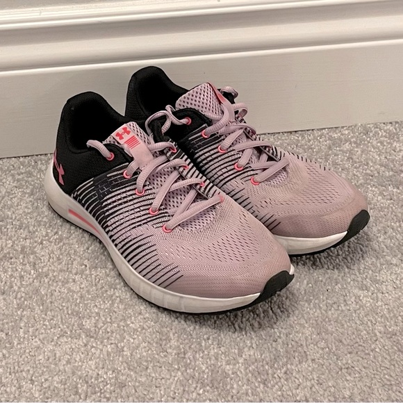 YOUTH GIRLS UNDER ARMOUR RUNNERS - SIZE 4.5 - Picture 2 of 4